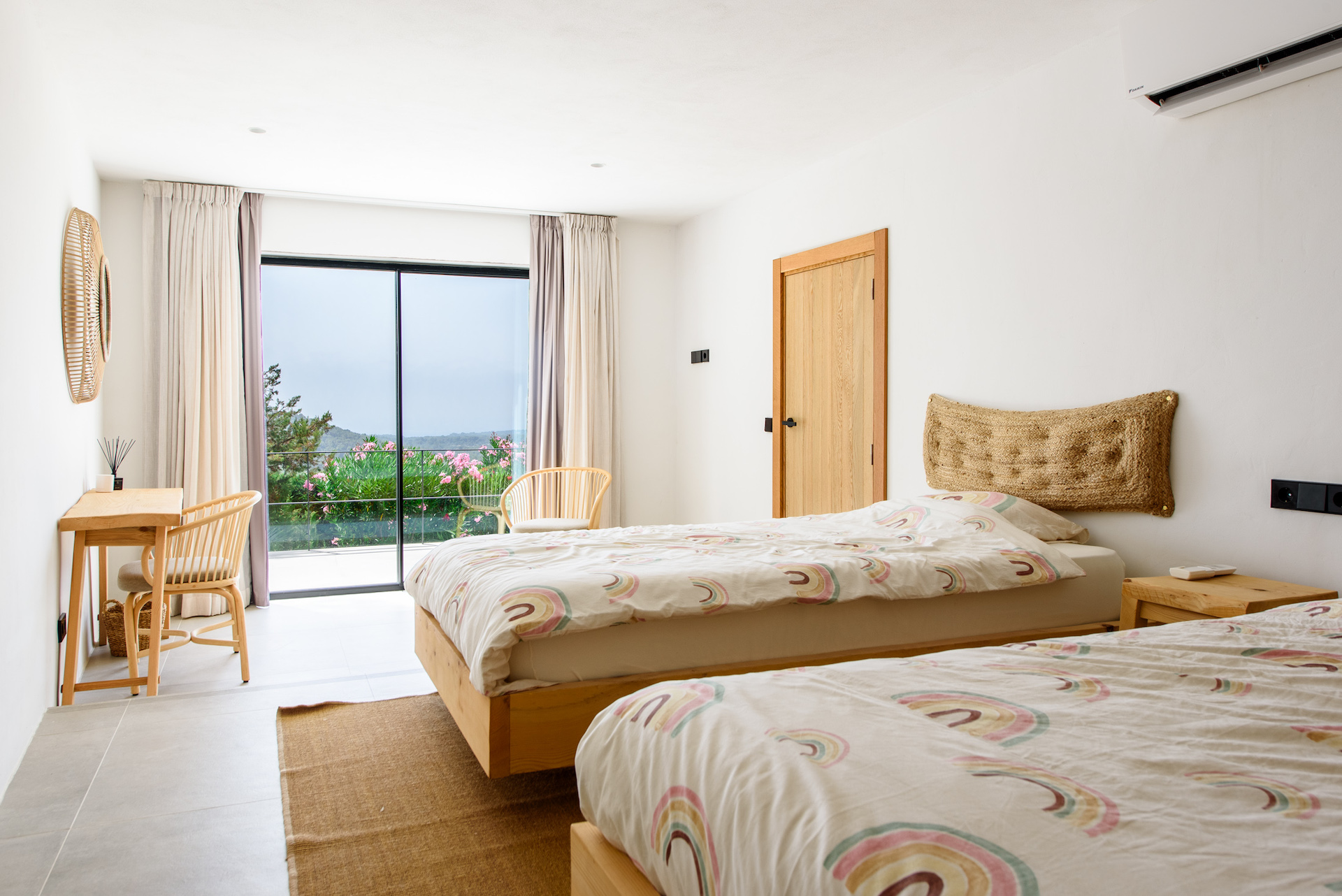 Resa estates huis kopen Ibiza es cubells villa single beds.jpg